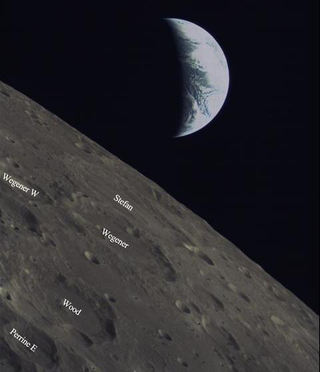 Illustration for article titled Chinese Satellite Captures a Cool View of Earth from Lunar Orbit